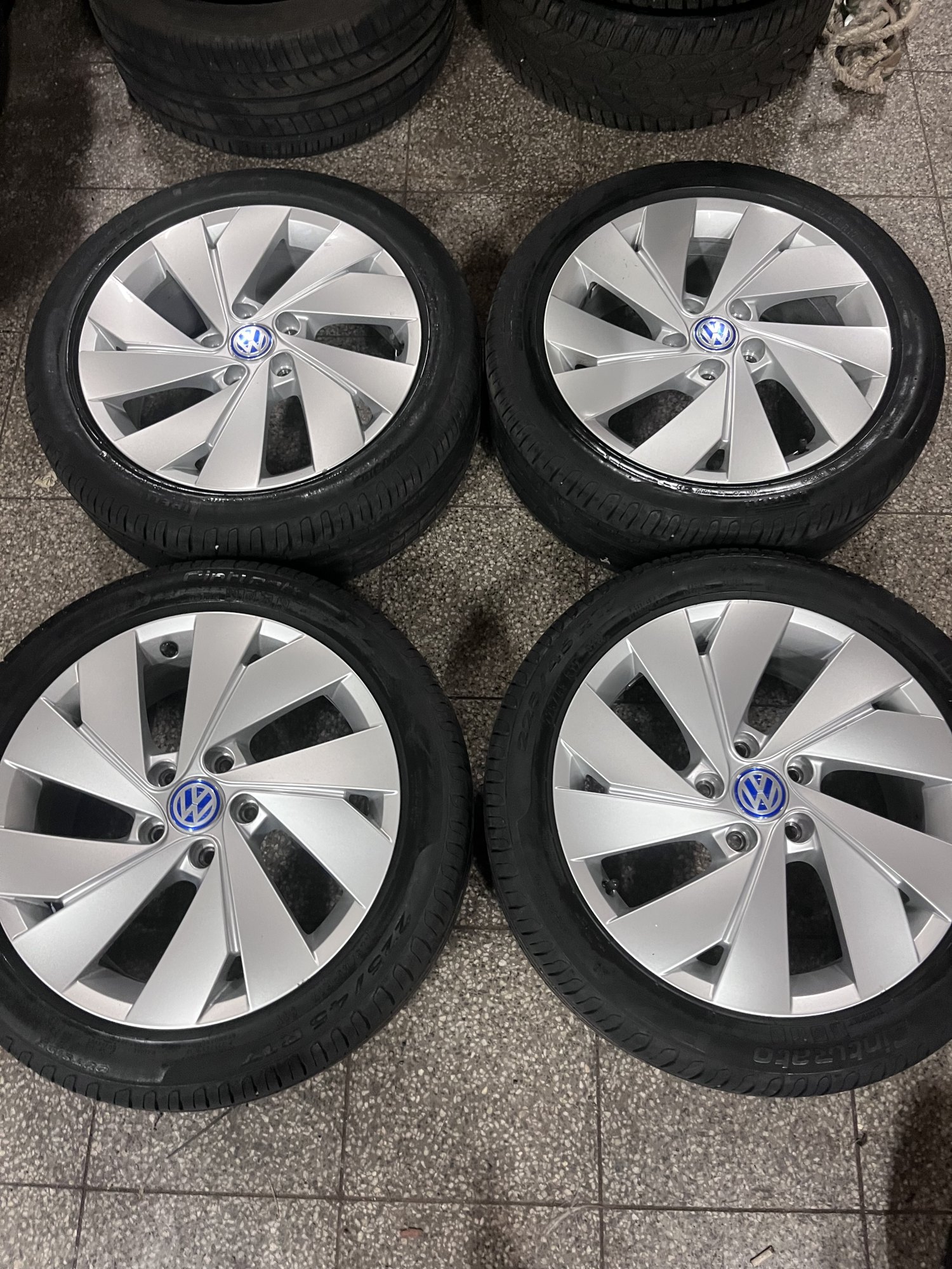 Alu kola r17 5x112 Volkswagen Golf 8